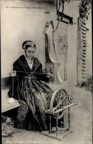Ak Junge Frau in französischer Tracht beim Spinnen, Costumes de Savoie