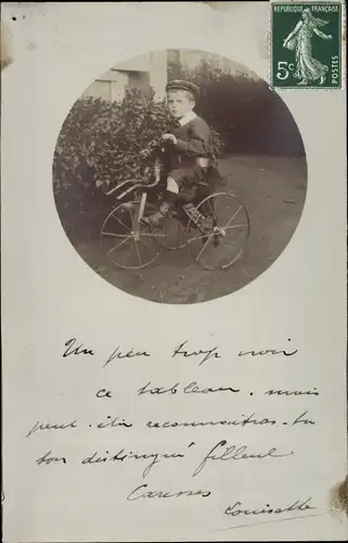 Foto Ak Junge auf einem Dreirad in Pferdeform