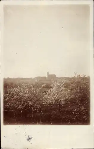 Foto Ak Lindenthal Köln am Rhein, Fernblick zum Ort, Kirche