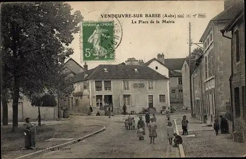 Ak Vendeuvre sur Barse Aube, La Place de la Mairie