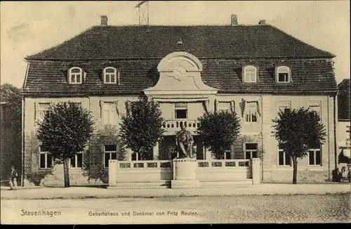 Ak Reuterstadt Stavenhagen, Geburtshaus, Fritz Reuter Denkmal