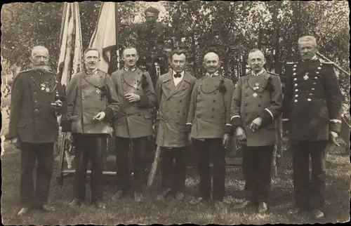 Foto Ak Großenhain Sachsen, Militärs mit Orden
