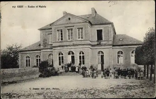 Ak Ussy Calvados, Ecoles et Mairie