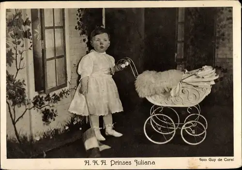 Ak Prinzessin Juliana der Niederlande als Kleinkind mit Puppenwagen