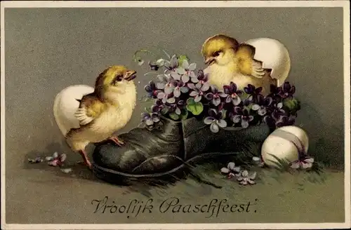 Ak Glückwunsch Ostern, Küken in einem Schuh, Eierschalen, Veilchen