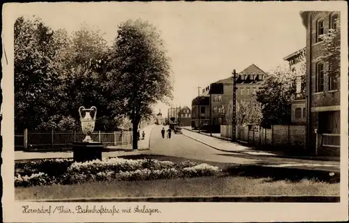 Ak Hermsdorf in Thüringen, Bahnhofstraße mit Anlagen