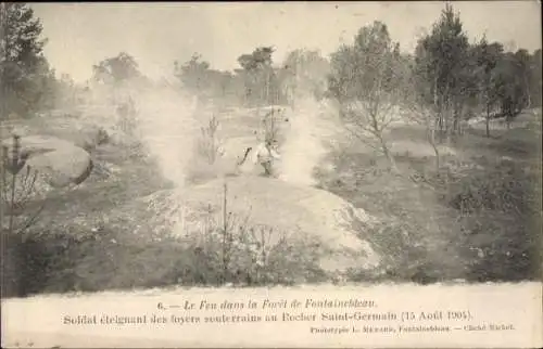 Ak Fontainebleau Seine et Marne, Le Feu dans la Foret, Soldat eteignant des foyers souterrains