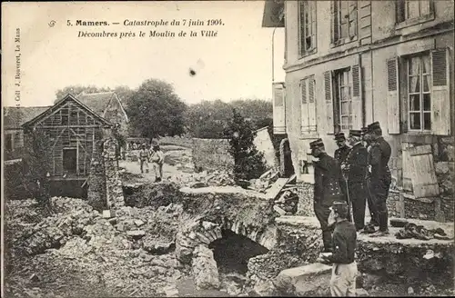 Ak Mamers Sarthe, Catastrophe du 7 juin 1904, Decombres pres le Moulin de la Ville