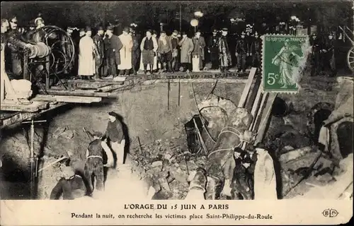 Ak Paris VIII, Place Saint Philippe du Roule, L'Orage du 15 Juin, recherche des victimes