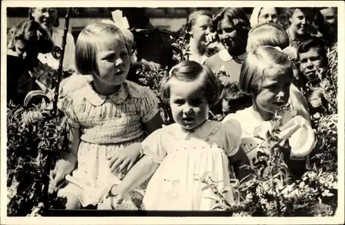 Ak Soestdijk Utrecht Niederlande, De drie Prinsesjes in hun ponnywagen op het tuinfeest 1945