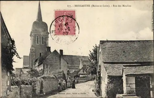 Ak Brissarthe Maine et Loire, Rue des Moulins, Eglise