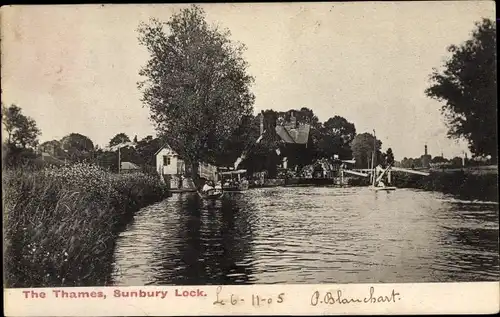 Ak Sunbury on Thames Surrey England, The Thames, Sunbury Lock