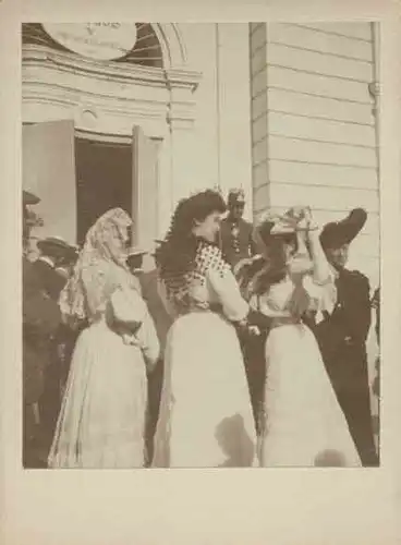 Foto Spanien, um 1890, Frauen in typischer Tracht vor einem Kuriositätenkabinett