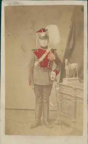 CdV Deutscher Soldat, Standportrait, Ulan, Gardehelm, Federbusch, Säbel, Pferdeplastik