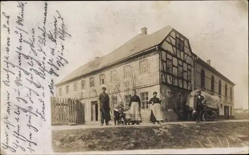 Foto Ak Großbothen in Sachsen, Familie vor ihrem Wohnhaus