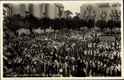 Ak Kamenz Sachsen, Kamenzer Forstfest, Aufmarsch auf dem Schulplatz