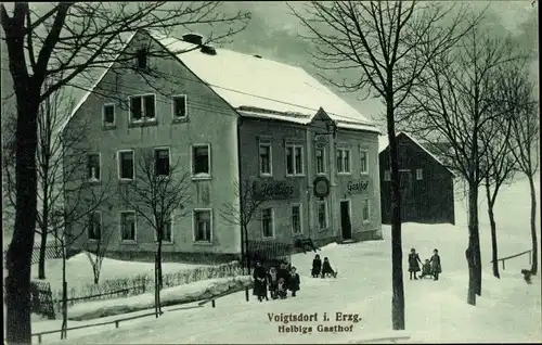 Ak Voigtsdorf Dorfchemnitz im Erzgebirge, Helbigs Gasthof, Winteransicht, Kinder mit Schlitten