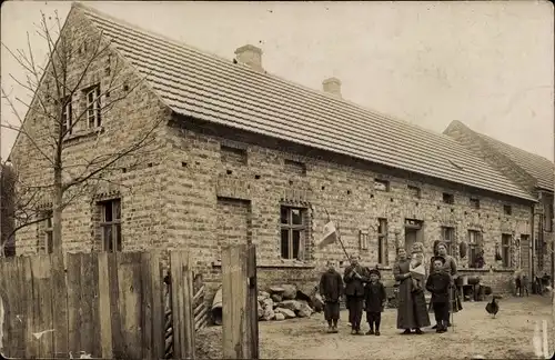 Foto Ak Oberbobritzsch Bobritzsch Hilbersdorf im Erzgebirge, Frauen und Kinder vor einem Gebäude