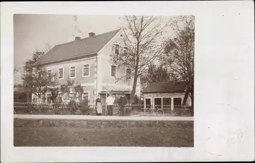 Foto Ak Großvoigtsberg Großschirma in Sachsen, Anwohner vor einem Wohnhaus