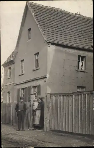 Foto Ak Groitzsch in Sachsen, Familie vor ihrem Wohnhaus