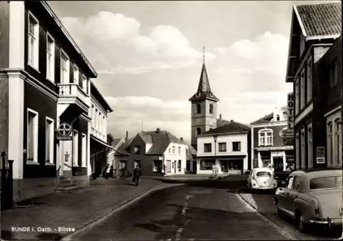 Ak Bunde in Ostfriesland, Blinke, Kirchturm, Apotheke, Straße