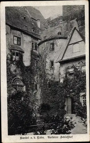 Ak Runkel an der Lahn, vorderer Schlosshof