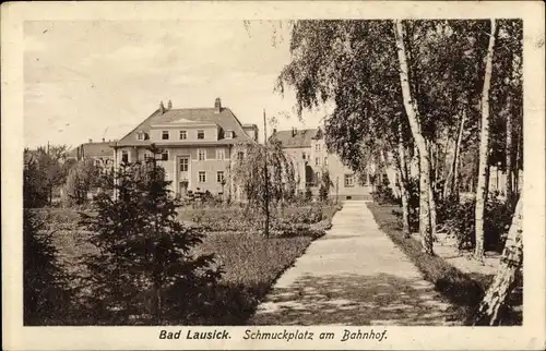Ak Bad Lausick in Sachsen, Schmuckplatz am Bahnhof