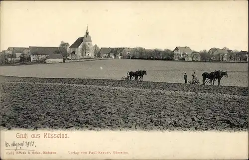 Ak Rüsseina Nossen in Sachsen, Bauern mit Pferdepflug auf dem Feld, Blick auf den Ort