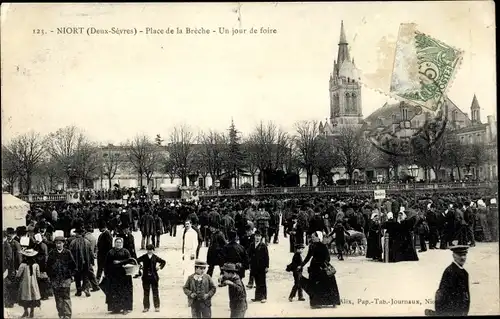 Ak Niort Deux Sèvres, Place de la Breche, Un jour de foire