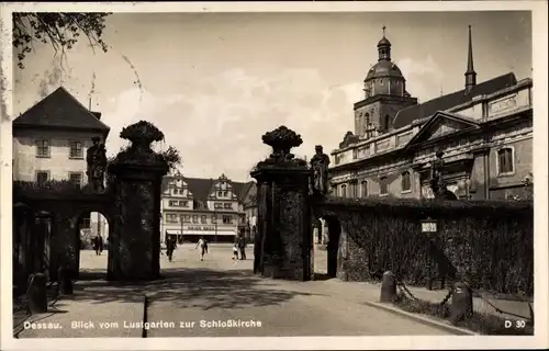 Ak Dessau in Sachsen Anhalt, Schlosskirche vom Lustgarten aus gesehen