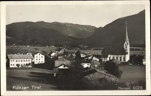 Ak Kössen Tirol, Blick auf den Ort, Kirche, Berge