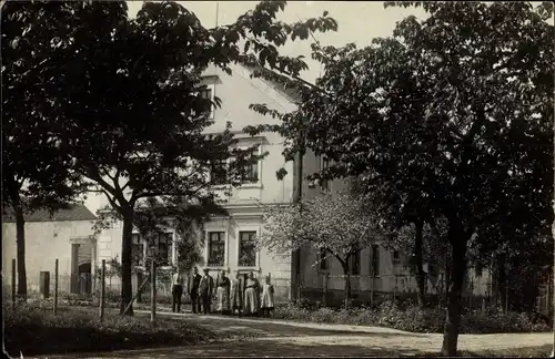 Foto Ak Großbothen in Sachsen, Haus mit Garten, Anwohner