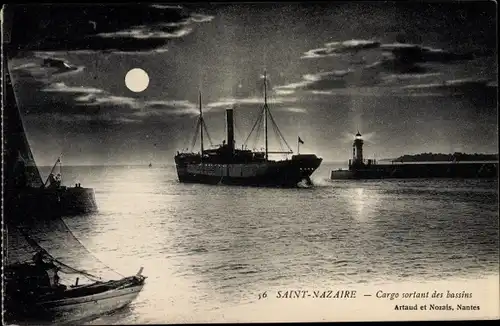 Mondschein Ak Saint Nazaire Loire Atlantique, Frachtschiff läuft in Hafen ein, Leuchtturm