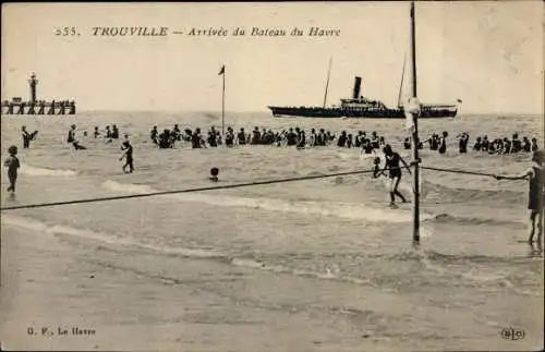 Ak Trouville sur Mer Calvados, Schiff läuft im Hafen ein, Badegäste