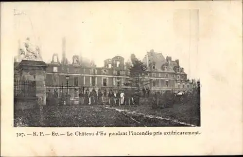 Ak Eu Seine Maritime, Le Château d'Eu pendant l'incendie pris extérieurement