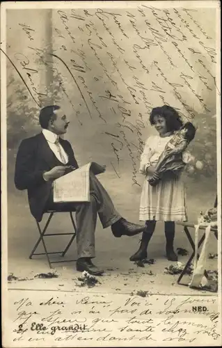 Ak Mädchen mit Puppe, Mann im Anzug liest Zeitung