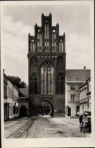 Ak Neubrandenburg in Mecklenburg, Treptower Tor, Stadtseite