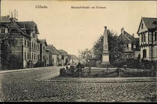 Ak Cölleda Kölleda in Thüringen, Bahnhofstraße mit Postamt, Denkmal