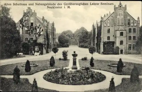 Ak Neukloster in Mecklenburg, altes Schulhaus und Nebengebäude des Lehrerseminars, Denkmal