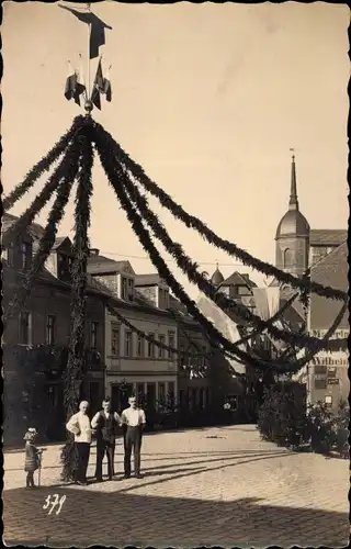 Foto Ak Roßwein in Sachsen, geschmückter Marktplatz