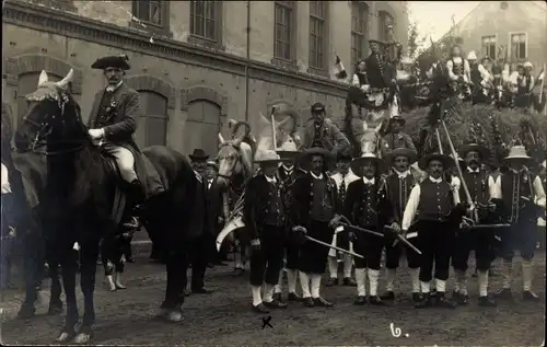 Foto Ak Werdau in Sachsen, Festumzug, Männer in historischer Kleidung