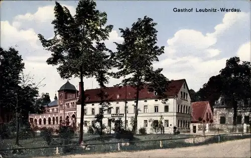 Ak Leubnitz Werdau an der Pleiße in Sachsen, Gasthof, Straßenpartie