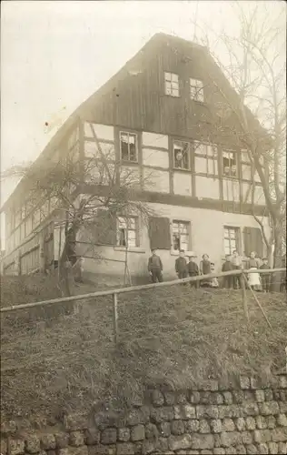 Foto Ak Reinsdorf in Sachsen, Blick auf ein Wohnhaus, Fachwerkhaus, Anwohner