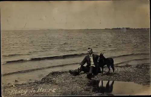 Foto Ak Bouches du Rhône, Etang de Berre, Mann mit Hund am Strand