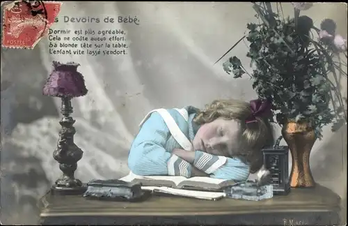 Ak Les Devoirs de Bebe, Mädchen schläft am Schreibtisch