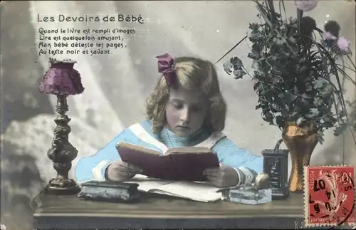 Ak Les Devoirs de Bebe, lesendes Mädchen am Schreibtisch