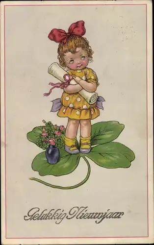Ak Glückwunsch Neujahr, Mädchen mit Schriftrolle steht auf einem Kleeblatt