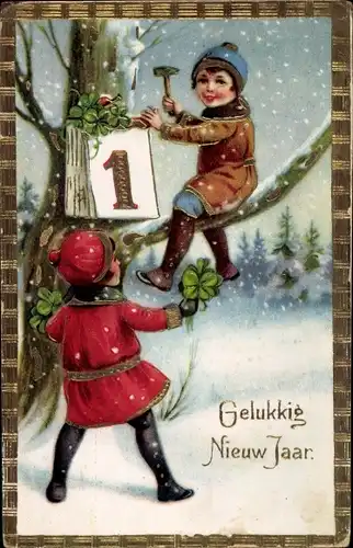 Präge Litho Glückwunsch Neujahr, Junge nagelt Kalender an Baum, Mädchen mit Kleeblättern