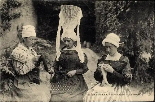 Ak Scenes de la Vie Normande, au travail, normannische Trachten, strickende Frauen