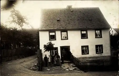 Foto Ak Steinpleis Werdau in Sachsen, Familie vor einem Wohnhaus